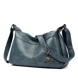 Detailansicht der blaugrauen Damen Umhängetasche aus weichem Leder mit feinen Metallteilen.
