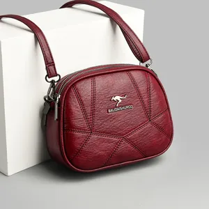 Detailansicht der stylischen Damen Patchwork Leder Umhängetasche mit mehreren Reißverschlüssen.