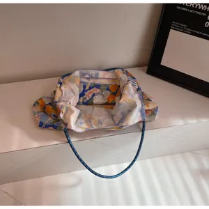 Nahaufnahme der Details von Blumentragetasche Innenraum und Riemen, Sommer lässige Handtasche.