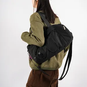 Schwarze Sport Reisetasche Detail, verstellbarer Schultergurt, Netztasche an der Seite, strapaziert.