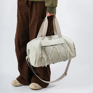 Nahaufnahme der Sporttasche mit praktischer Vordertasche aus Mesh und elastischen Kordeln.