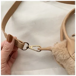 Flauschige Umhängetasche Detailansicht, khakifarbenes Plüschmaterial mit goldenem Metallhaken.