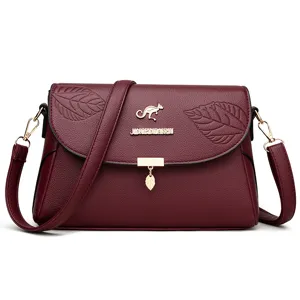Weinrote gepraegte Leder Umhaengetasche detailansicht mit eleganter bluetblattmusterung.