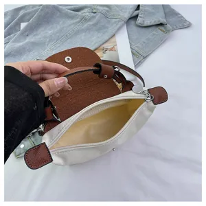 Mini Nylon Umhängetasche Detailansicht, leichte Freizeit Freizeittasche mit Überschlag.