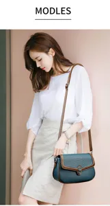 Nahaufnahme einer eleganten Schultertasche aus Leder am Model mit feiner Klappe.