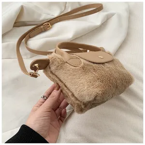 Schicke Plüsch Mini Handtasche für Damen, trendige flauschige Umhängetasche für den Alltag.