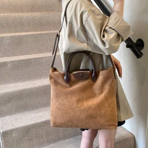 Braune Wildleder-Tragetasche Detailansicht mit Retro-Design und eleganter Pendleroptik.