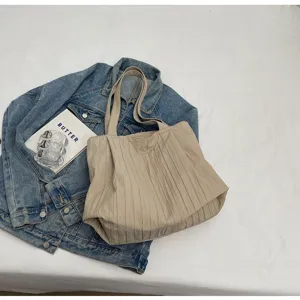 Lässige plissierte Canvas Einkaufstasche für Damen, große Umhängetasche für Alltag.