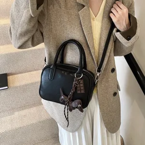 Schwarze Vintage Boston Umhängetasche für Damen, elegante Crossbody Tasche mit Anhängern.