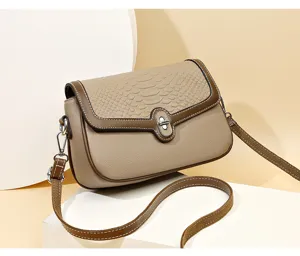 Damen Umhängetasche aus Echtleder, Schultertasche mit Kroko-Prägung und Kontrastfarbe.