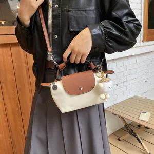 Damen Nylon Umhängetasche Dumpling Bag lässige Mini Handtasche mit Lederklappe und Anhänger.