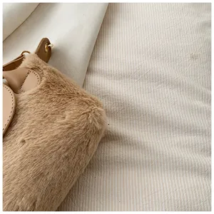 Detailansicht der flauschigen Plüsch-Umhängetasche aus weichem beige Kunstfellmaterial.