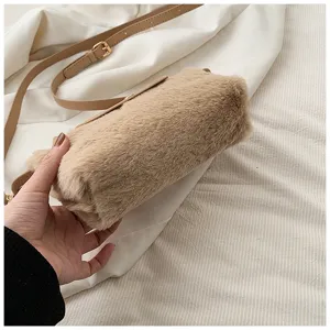 Khakifarbene Plüsch Umhängetasche Detail, weiche Kunstfell Schultertasche mit verstellbarem Gurt.