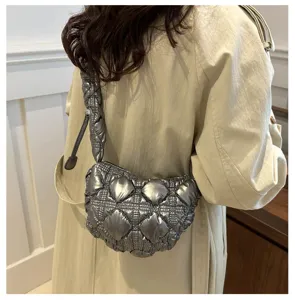 Modische silberne gesteppte Dumpling Schultertasche für Damen, leicht und lässig.