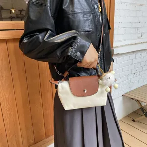 Mini Nylon Umhängetasche Knödel Handtasche kleine Freizeittasche Herbst Detail Ansicht