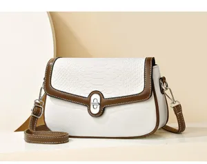 Eleganter Leder Umhängetasche Detail, weißer und brauner Kontrastton mit Drehverschluss.