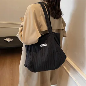 Schwarze plissierte Canvas Tote Bag für Damen, große Schultertasche für Alltag und Arbeit.