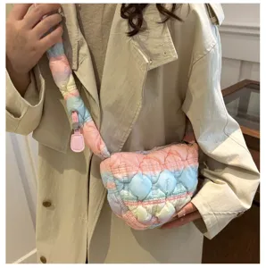 Detailansicht der pastellfarbenen Wolken-Knödeltasche mit Puffer-Steppdesign und Gurt.