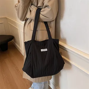 Schwarze plissierte Canvas-Tragetasche, lässige Schultertasche für den täglichen Weg.