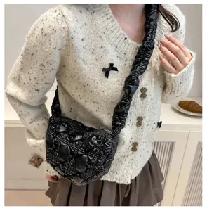 Schwarze gesteppte Cloud Dumpling Schultertasche mit modischem Raffgurt für Damen