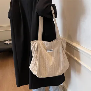 Nahaufnahme der plissierten beige Canvas-Tasche Textur, lässiges Pendler-Detail.