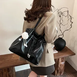 Schwarze Lackleder Schulter-Tote-Bag für Damen, trendiges Frühlings-Design mit viel Platz.