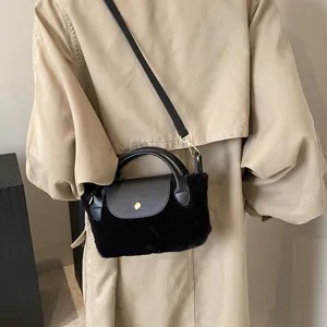 Schwarze Plüsch Umhängetasche mit Lederklappe und Griffen für stilvolle Damenmode im Alltag.