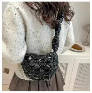 Detailansicht der schwarzen Plissee Cloud Dumpling Schultertasche, leichte Freizeittasche.