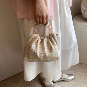 Lässige große geflochtene Stroh Umhängetasche mit rosa Perlenhenkel für den Sommertrend.