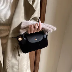 Eleganter schwarzer Plüsch Handtasche mit Lederschnalle und kurzen Griffen, schicke Umhängetasche.