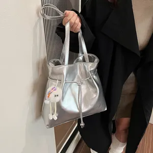 Silberne metallische Damentasche, stylische Shopper Schultertasche mit süßem Plüschanhänger.