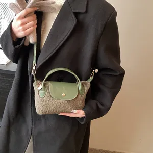 Flauschige Plüsch Handtasche für Damen, lässige grüne Schultertasche, trendige Umhängetasche.