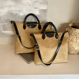 Klassische Wildleder-Tote-Bag für Damen, große Umhängetasche mit Ledergriffen und Klappe.