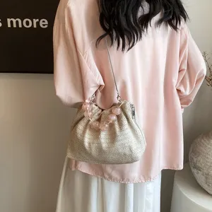 Strohgewebe Umhängetasche Detail, rosa Perlen Griff und Kette, lässiger Sommer Stil.