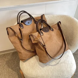 Detailansicht der braunen Veloursleder-Tasche, klassisches Klappendesign, ideal für den Alltag.