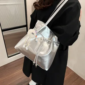 Koreanischer Stil metallische silberne Beuteltasche für Damen, modische Schultertasche mit Plüsch.