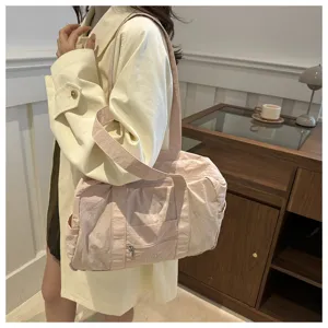Rosa lässige Nylon Umhängetasche mit Fronttasche und praktischem Utility-Stil für Damen.