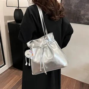 Silberne metallic Eimer-Umhängetasche, stilvolle große Tragetasche mit süßem Plüsch-Anhänger.