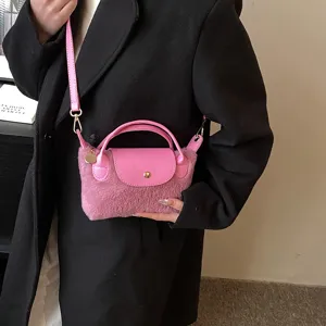 Rosa Plüsch Umhängetasche für Damen, trendige flauschige Handtasche mit Griff.