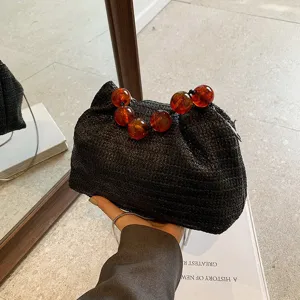 Schwarze Stroh geflochtene Handtasche mit Bernsteinperlen Griff, stylische Sommertasche.