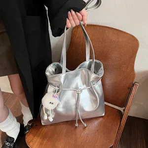 Silberne Metallic-Tasche mit Kordelzug, stilvolle große Schultertasche für modebewusste Damen.