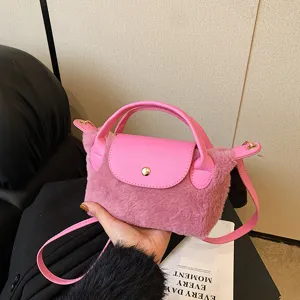 Rosa Plüsch Umhängetasche Detailansicht, weiches Kunstfellmaterial mit elegantem Lederüberschlag.