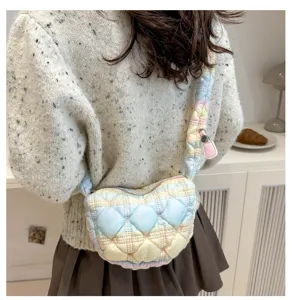 Detailansicht der pastellfarbenen gesteppten Beuteltasche mit weicher Pufferstruktur und Riemen.