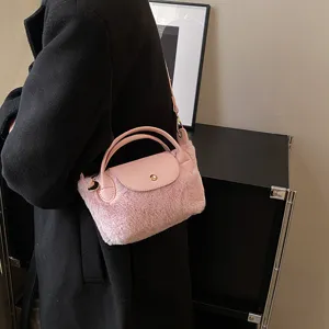 Elegante rosa Plüsch Umhängetasche für Damen, flauschige Handtasche mit kurzen Tragegriffen.