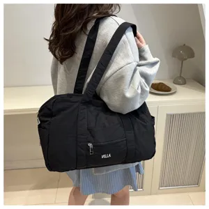Minimalistische schwarze Umhängetasche aus Nylon, große Freizeittasche für den Alltag.