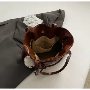 Braune PU Leder Tote Tasche mit Innentasche mit Reissverschluss und flauschigem Anhaenger