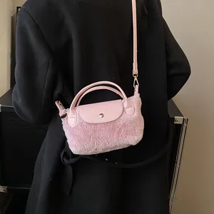 Rosa Pluesch Umhaengetasche mit Lederklappe und Griff fuer Damen im modischen Alltag.
