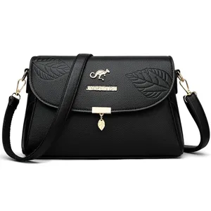 Schwarze Leder-Umhängetasche für Damen mit geprägtem Blattmuster und schickem Metalllogo.