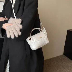 Eingängige flauschige Plüsch Handtasche für Damen, vielseitige Umhängetasche Detailansicht.