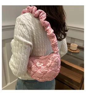 Modische rosa Wolken Falten Umhängetasche, leichtes Freizeittaschen Design für Damen.